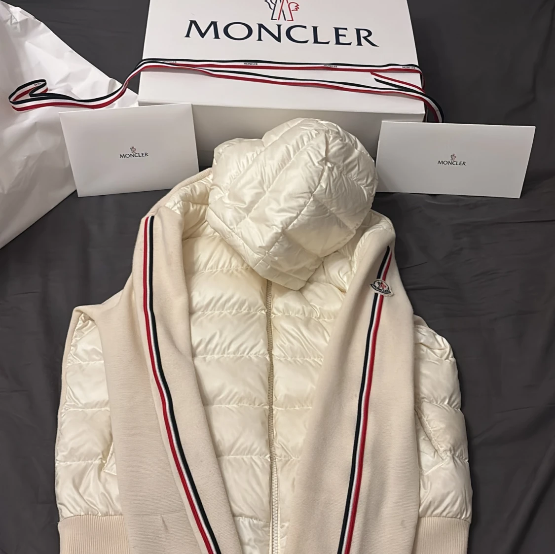 Vit pufferjacka med stickade detaljer från Moncler