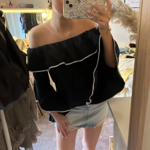 Zara blus  - Så fin blus från Zara🎀Finns ej att få tag på, super skick! Storlek M, passar även XS-S. Skriv vid intresse eller frågor!🩷