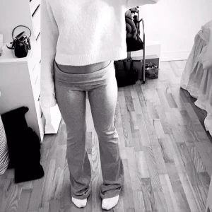 Grå yoga pants - Säljer ett par grå mjukisbyxor med bootcut-modell och låg midja🌸. Byxorna är mjuka och sköna, perfekta för en avslappnad stil. 💕Dom är från Gina och är i storlek xs(dock är lappen avklippt för den störde) men från Gina i xs🥰💕
