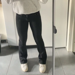 Svarta bootcut jeans - Säljer ett par riktigt snygga svarta bootcut jeans. 💕Dom har en lågmidja och passar perfekt till alla tillfällen💕🌸kommer från junkyard vet dock inte om dom säljs längre. Är i storlek S men skulle säga att dom är mer som xs/s🥰💕‼️PRIS GÅR ATT DISKUTERAS‼️obs lite slitna där nere men absolut inget som man tänker på jättemycket💕