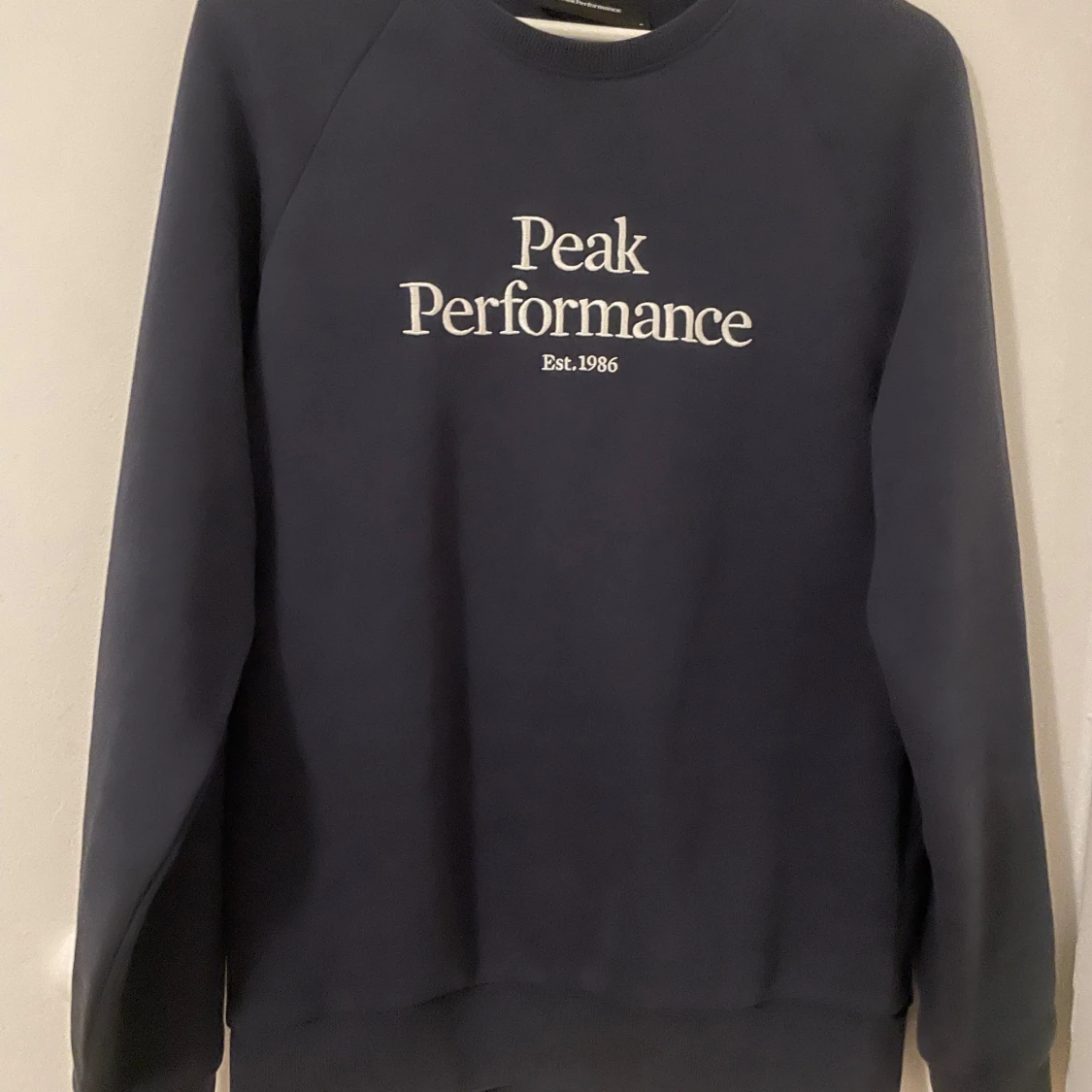 Mörkblå sweatshirt från Peak Performance