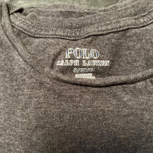 Ralph Lauren tshirt’s - Säljer två riktigt feta Ralph Lauren T-shirts. Helt perfekta nu inför sommaren. Båda två ingår. Kontakta vid fler frågor!😁