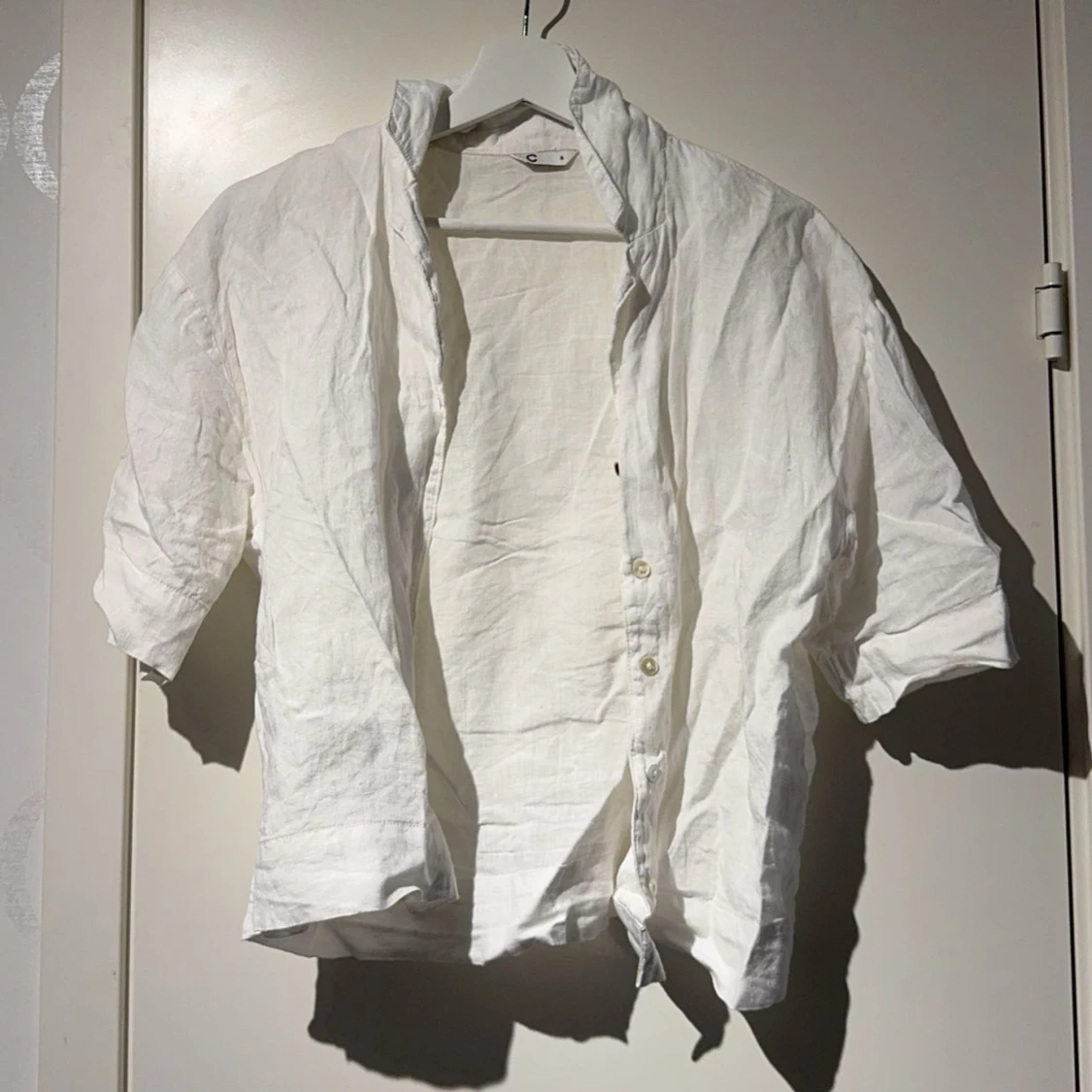 Vit linneskjorta med kort ärm