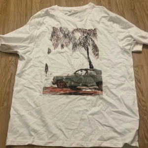 T-shirt  - Helt oanvänd vit T-shirt med tryck på framsidan.