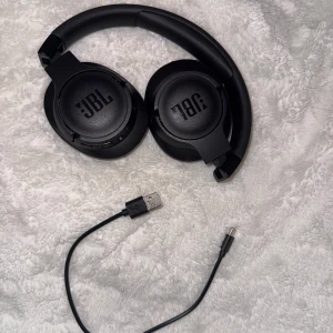 JBL hörlurar svarta - Finns inte kvitto eller box tyvärr. Laddarsladd medföljer, som nya 