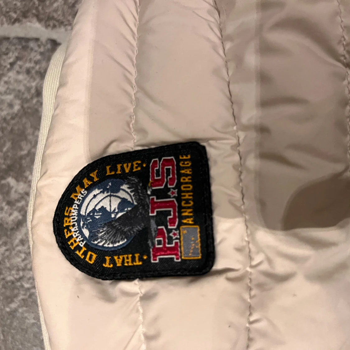 Beige quiltad dunväst från Parajumpers - 2