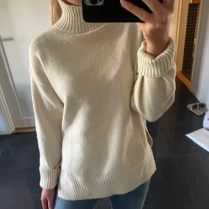 Beige stickad polotröja - Superfin lång stickad polotröja från HM som aldrig är använd och i storlek xs