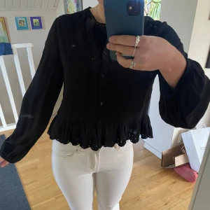 Svart blus  - Svart blus från Zara som aldrig riktigt kommer till användning hos mig!