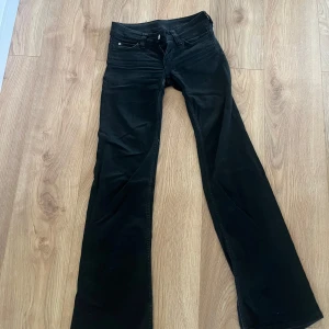 Svarta bootcut jeans - Svarta jeans med bootcut passform och klassisk femficksdesign. Byxorna har en väldigt låg midja och raka ben som blir vidare nedtill. Perfekta för dig som gillar en tidlös och enkel stil. Dom är lite insydda i utsvängningen då dom var väldigt väldigt stora först, men fortfarande bra utsvängda!