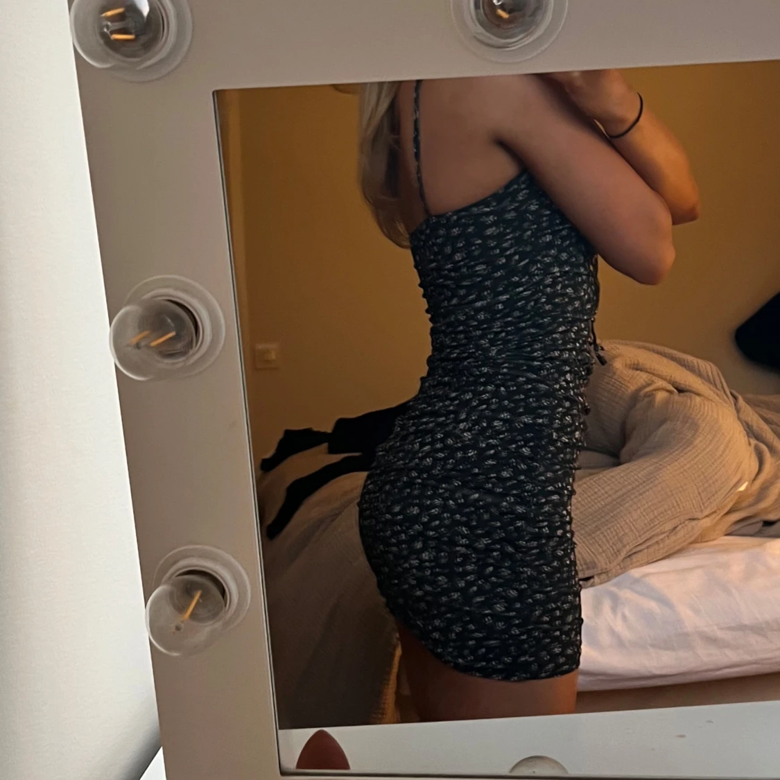 Svart blommig kortklänning med volangkant - 1