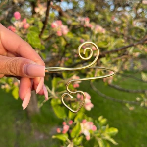 Enkel tunn armcuff  - 🌸Går att böja ut eller in för att få din perfekta passform 🌺 🌸Finns både i silver och guld✨  Gör även customs!! Skicka in bild eller din idé så kan vi nog säkert lösa det 🥰