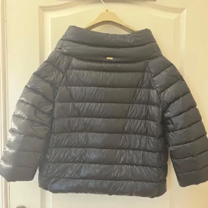 herno jacka - jättefin herno jacka, passar mig med storlek S. kvitto från vestiare finns!🥰🥰kan även tänka mig att byta mot en beige