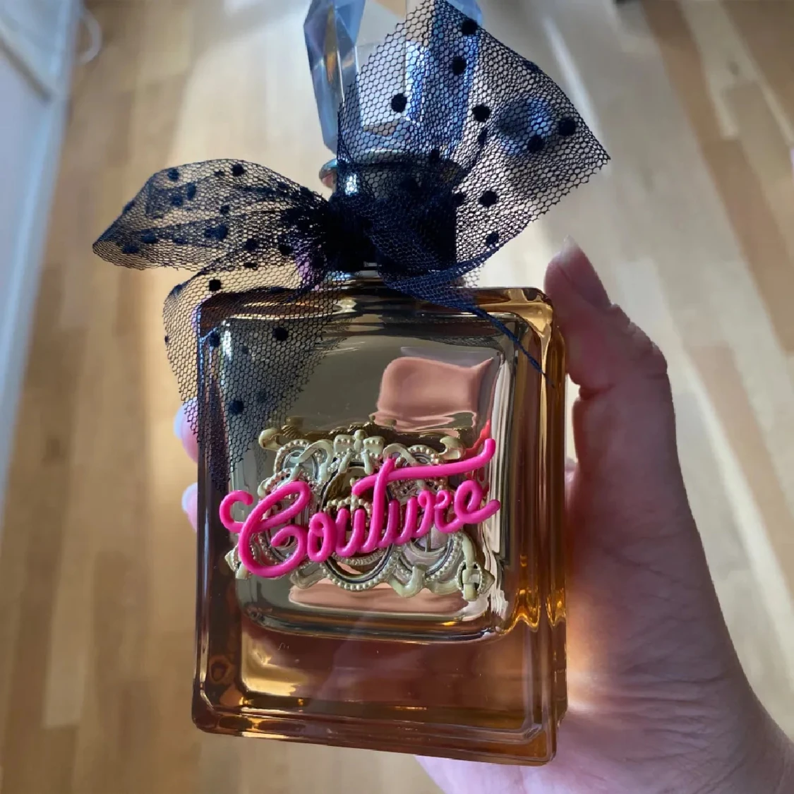 Couture parfymflaska med svart rosett