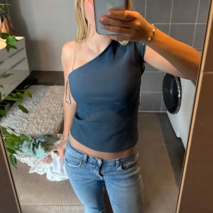 Topp - Snygg mörkblå oneshoulder från Zara