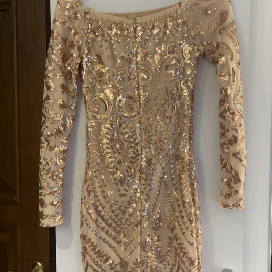 Glittrig kortklänning med paljetter - 1