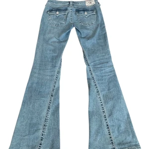 ljusblå true religion joey low rise flare jeans - säljer mina lågmidjade true religion jeans i modellen "joey" som inte längre kommer till användning 💗Nypris: 1300 kr, inga defekter, storlek w27! midjemått är 39 cm och innerbenslängd är 81 cm