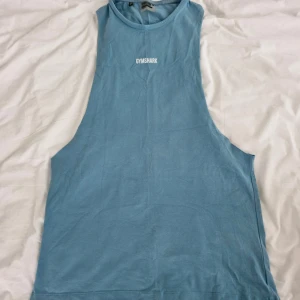 Linne ifrån Gymshark i ljusblått, stl S, lite använt. - Linne ifrån Gymshark i ljusblått, stl S, lite använt. Rökfritt, fläckfritt o djurfritt.
