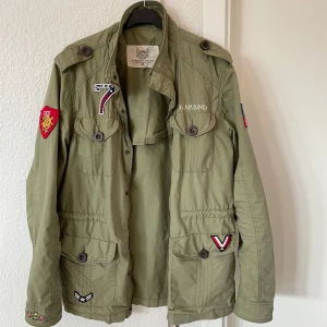 Olivgrön feild jacka  - Säljer en olivgrön feild/militär jacka från Adrian hammond. Tveka inte på att skriva vid intresse och för mera bilder. 