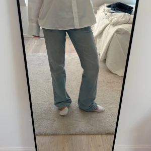 Ljusblå bootcut jeans - Säljer ett par ljusblå jeans med bootcut passform och klassiska fem fickor. Jeansen har hög midja och stängs med knapp och dragkedja. Perfekta till en avslappnad stil och passar till många olika toppar.