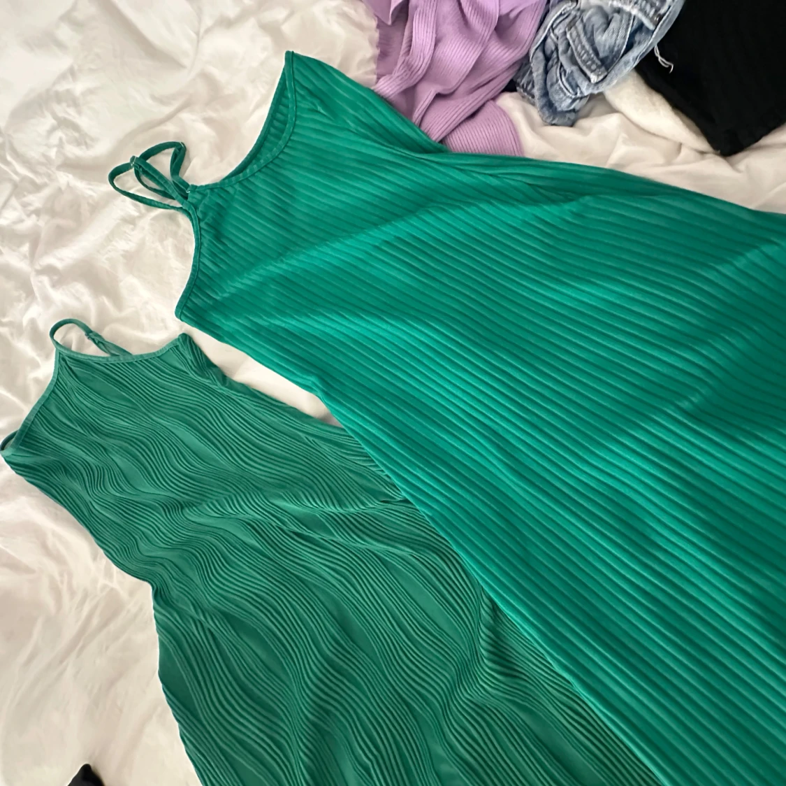 Grön ribbad långklänning med smala axelband - 1