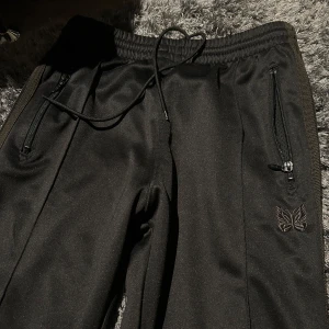 Needles Byxor - Knappt använda needles byxor😁, köpt här på plick. Size: S. Tar även offers:)!