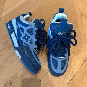 LV Skate Sneakers - Säljer ett par Louis Vuitton Skate sneakers i en unik blå färg. Skorna är eftertraktade och kostar nypris 12000kr. De är i väldigt bra skick och är använda bara ett fåtal gånger. De är i storlek 41. Pris kan diskuteras