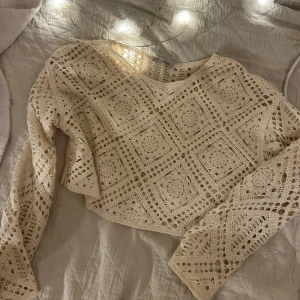 Vit spetsig croppad topp från Zara Strl S 70kr - Säljer en superfin vit croppad spetstopp från Zara knappt använd 70kr 