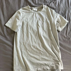 Filippa K T-Shirt - Säljer denna T shirt då den mest ligger i garderoben.  Storlek S   Skick 8/10 hör av dig vid fler frågor Mvh