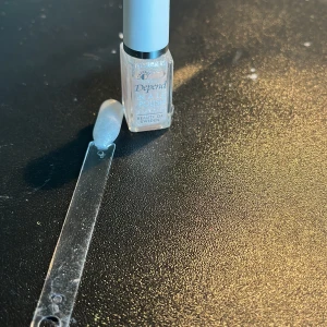 Depend nagellack i skimrande ljusrosa - Nagellack från Depend i en liten glasflaska med ljusrosa, skimrande och pärlemorfärgat lack. Använd ca 3 ggr