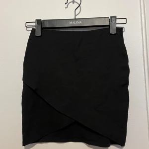 Svart omlottkjol - Svart minikjol med omlottdesign. Superfin! Pris kan diskuteras🤎