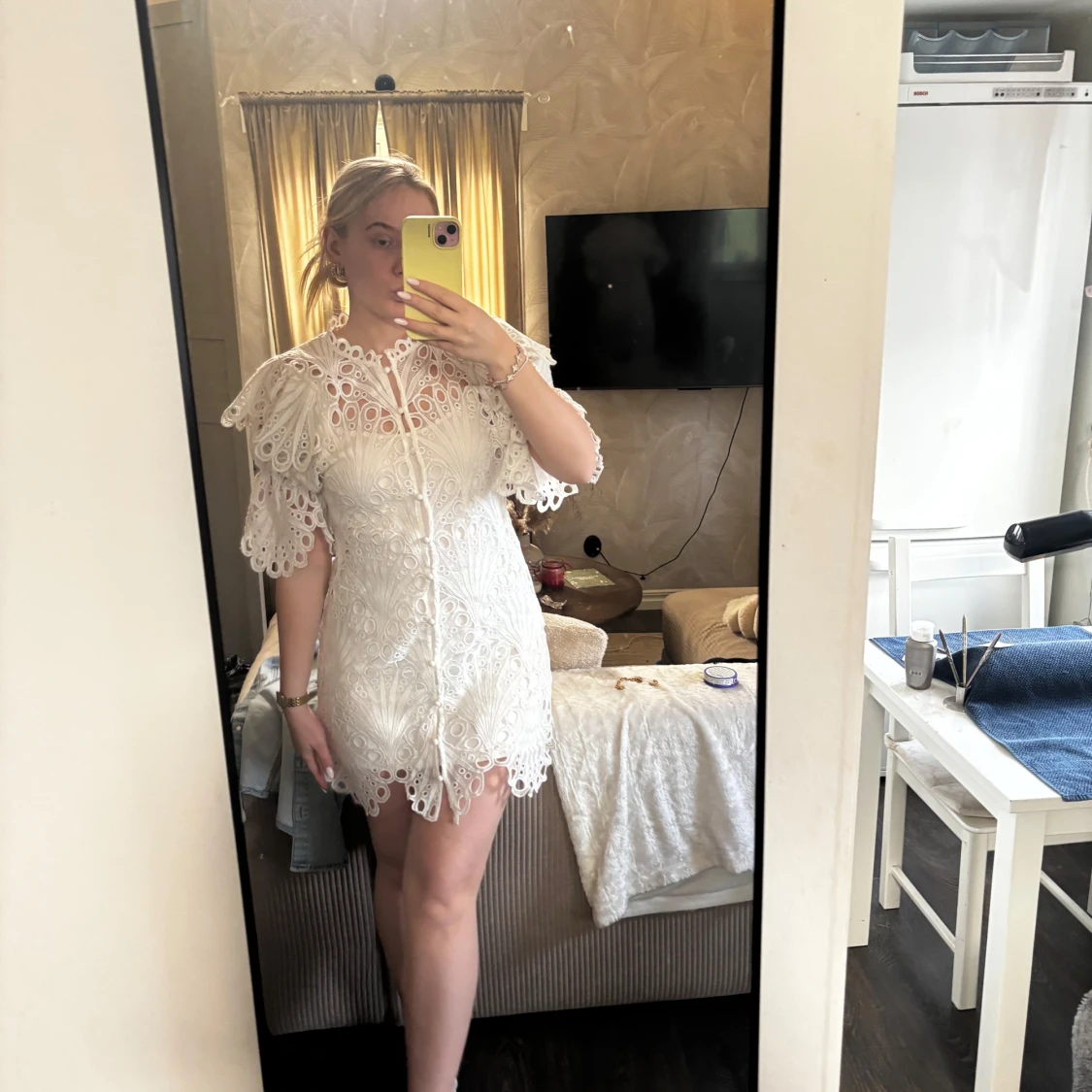 Vit spetsklänning med volangdetaljer - 1