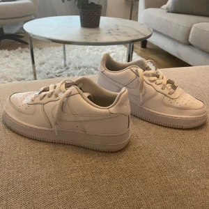 Vita Nike Air Force 1 sneakers - Säljer dessa ny köpta airforces 1 för att dem inte har kommit till använding.har använd upp till 3 gånger max och har nästan inga täcken på användning.original pris var 1200 och köpte dem på JD