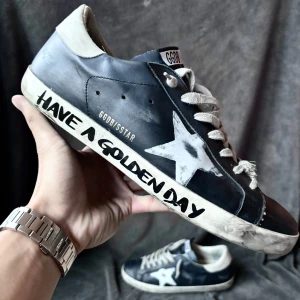 Golden goose skor - Golden goose superstar skor | Mycket bra skick | originalstorlek: 44, men passar mer 43:) | Hör av dig om ev andra funderingar! 