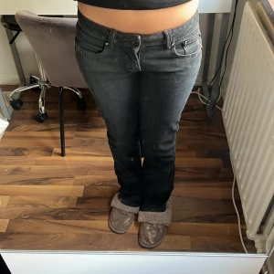 Svarta jeans  - Säljer ett par svarta bootcut jeans som jag köpte på sellpy men de har inte kommit till användning🥰