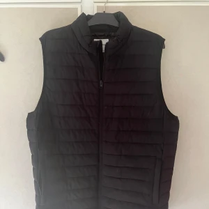 Jack & Jones väst - Svart väst från Jack & Jones i storlek xl. Säljer då jag inte använder den längre, fint skick.