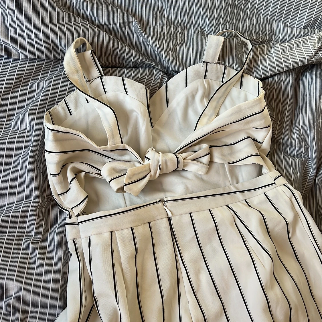 Vit randig axelbandslös klänning med knyt - 2