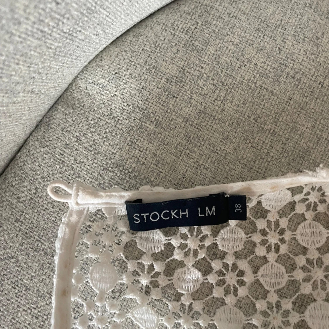 Vit blus med spetsdetaljer från Stockh LM - 2