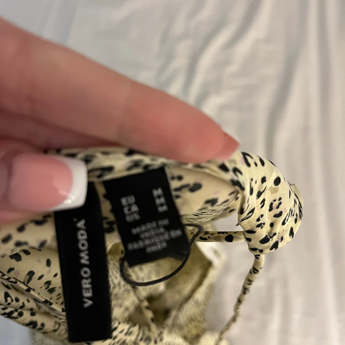 Ljusgul topp med svarta detaljer - 2