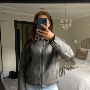 Skinnjacka - Snygg skinnjacka från bikbok! Använd fåtal gånger.