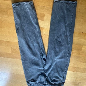 Gråa Galaxy loose straight jeans från Weekday - Säljer ett par gråa jeans från Weekday, modell Galaxy loose straight. Jeansen har en rak och lös passform med klassisk dragkedja och knapp framtill. Perfekta för en avslappnad stil och passar till det mesta.
