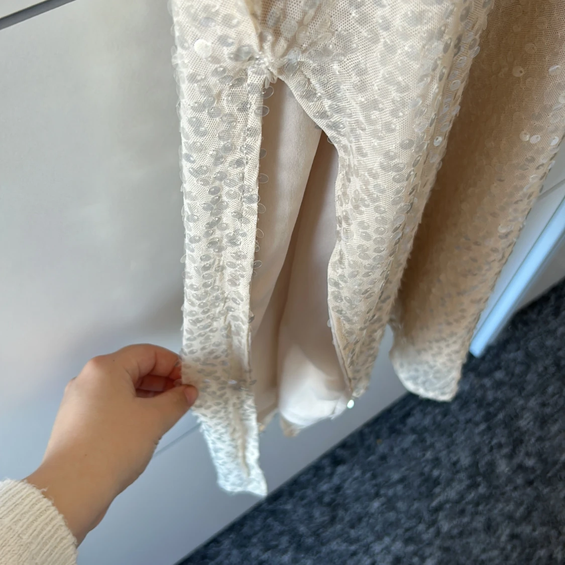 Glittrig champagnefärgad långklänning med slits - 3