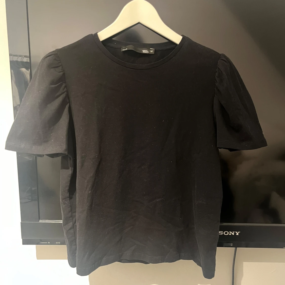 Svart topp med puffärm från 157 - 3