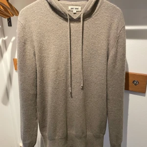 Soft Goat Hoodie - Säljer denna sköna hoodie från Soft Goat i storlek S! 100% kashmir, nypris: ~3000kr. Fint skick. Pris kan diskuteras!