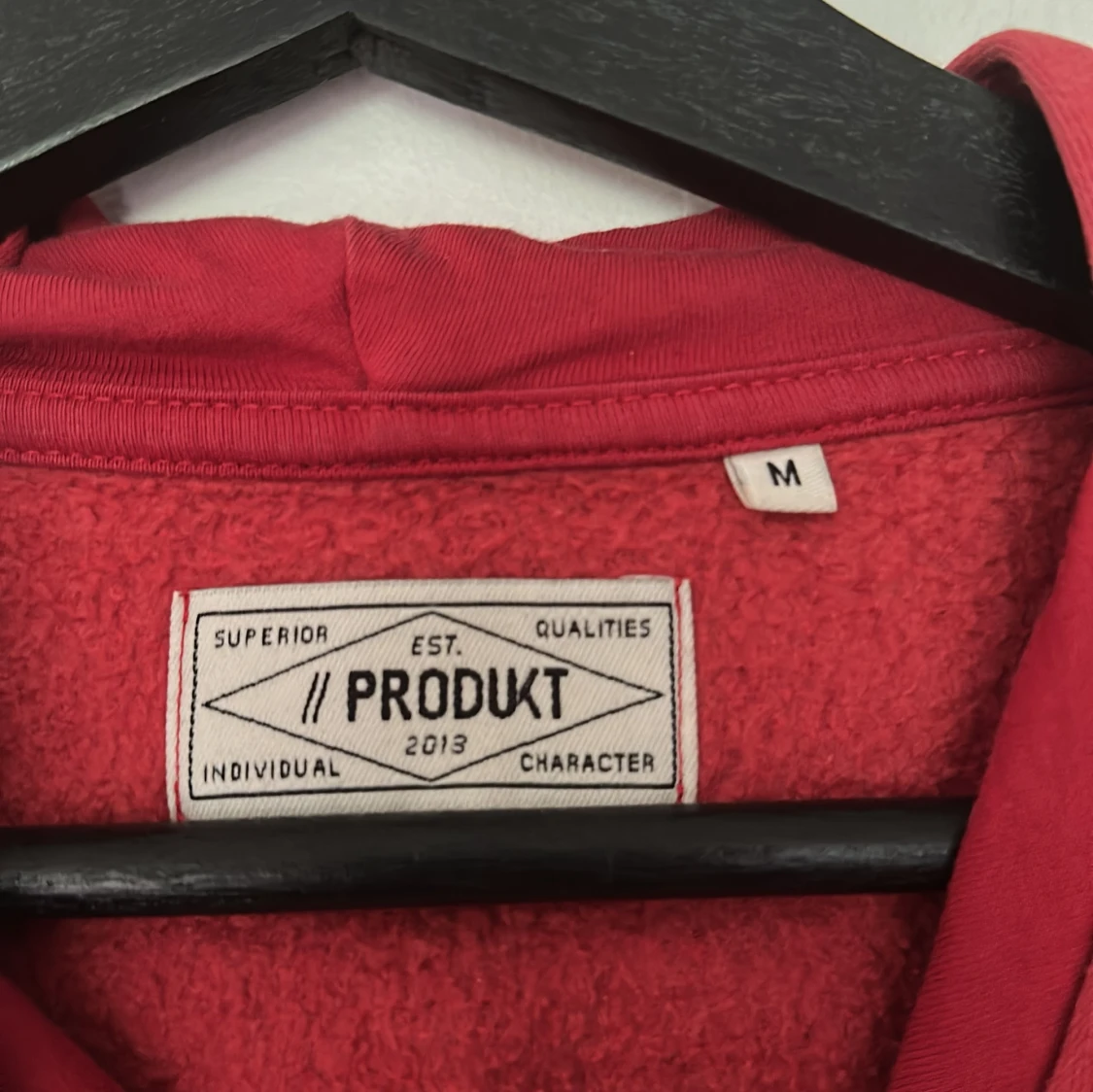 Röd hoodie från Produkt Denim Co - 1