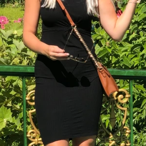 Svart ribbad klänning med liten ”knut” framtill - Använd några få gånger, normal i storleken