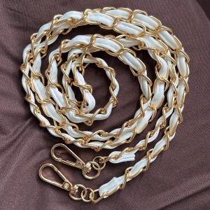 Axelrem i vitt och guld  - 125 cm lång axelrem som passar till mindre väskor!💐