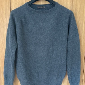 Tröja från Oscar Jacobson - Grå tröja/sweatshirt från Oscar Jacobson (Gustaf Rundhalsad tröja, 69836400129) i färgen mörkgrå. Storlek: M. Hör av dig vid fråga!