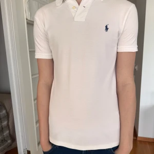 Ralph lauren pike  - Säljer denna stilrena och otroligt snygga Ralph lauren piken | perfekt till sommaren som närmar sig nu | storlek S | skick 8/10 | finns tre små ” fläckar ” där bak men inget som syns vid användning - hör av er för bild på fläckarna | nypris ligger på 1695 kr | mitt pris 449 kr | modell - slim fit | hör av er vid fler funderingar och bilder. 
