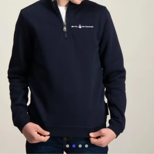 Svart Sail Racing half zip tröja - Svart långärmad tröja från Sail Racing med halv dragkedja och vit logga på bröstet.  Perfekt för alla stilar och klädsel. Hör bara av er om frågor eller annat✨storlek 150 