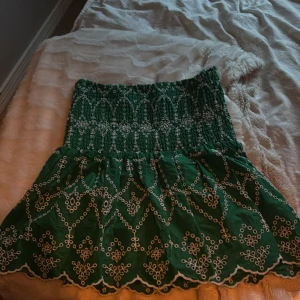 Somrig och söt volangkjol - Supersöt grön kjol med vita broderade mönster. Passar mig som vanligtvis har xs eller S, men är stretscig så funkar nog i de flesta storlekar. Aldrig använd och prislappen är kvar